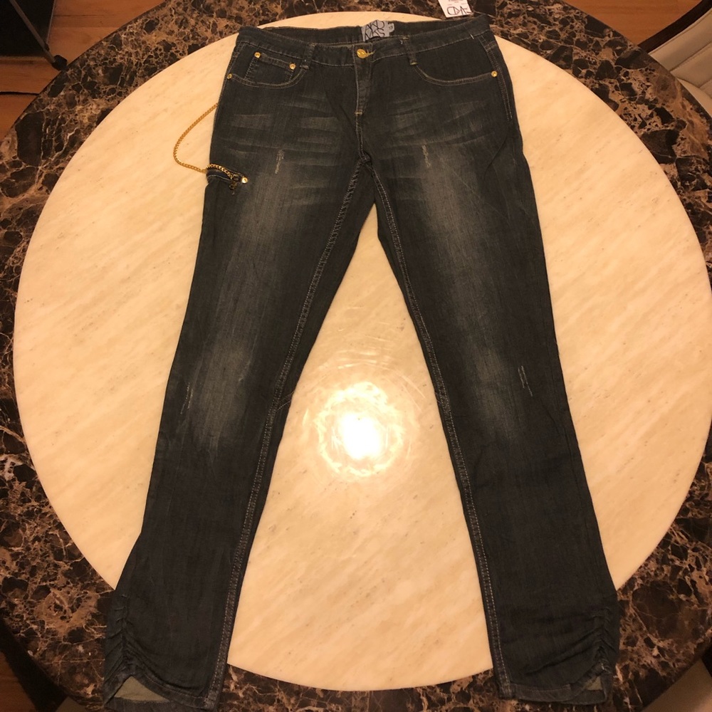 New AKADEMIKS Embroidered Roses Chain Hang Jeans